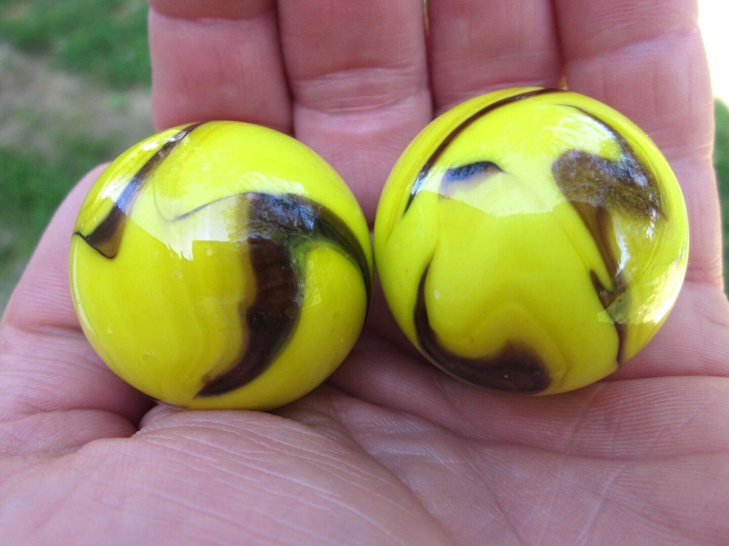 2 Boulders 35mm BUMBLE BEE Marbles glass ball Yellow/Brown Giant Swirl
