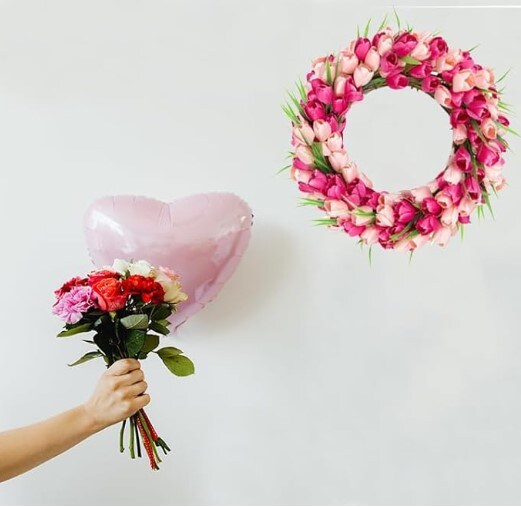 20 Inch Valentine Door Wreath Tulip Wreath with Red Pink Artificial Tulip Flowers Valentines Day Wreaths for Front Door