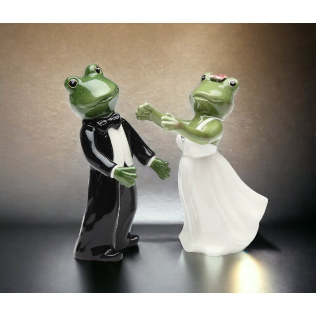 kevinsgiftshoppe Frogs In Love - Frog Wedding Couple Salt and Pepper Shakers Wedding Decor  Wedding Favor Anniversary Decor