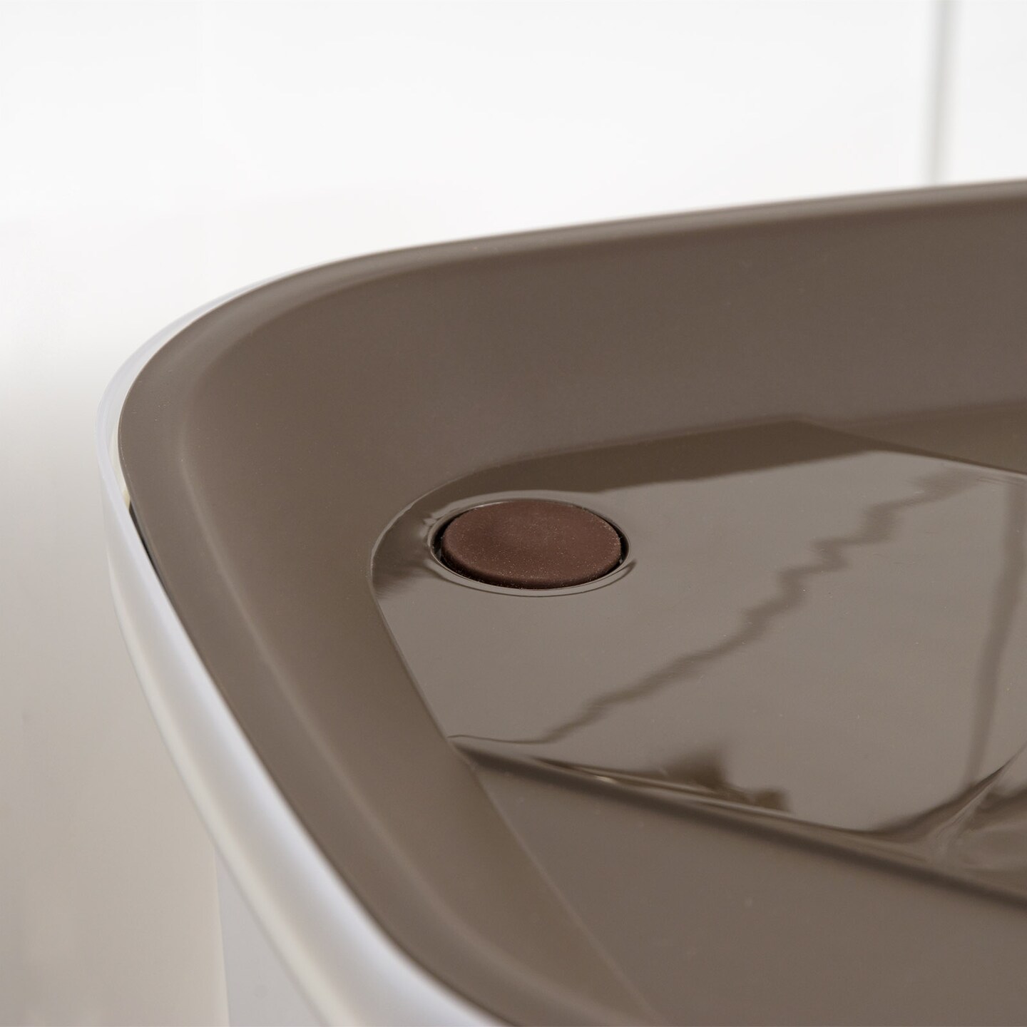 IRIS USA 25Lb/30Qt WeatherPro Airtight Pet Food Storage Container with Scoop and Casters