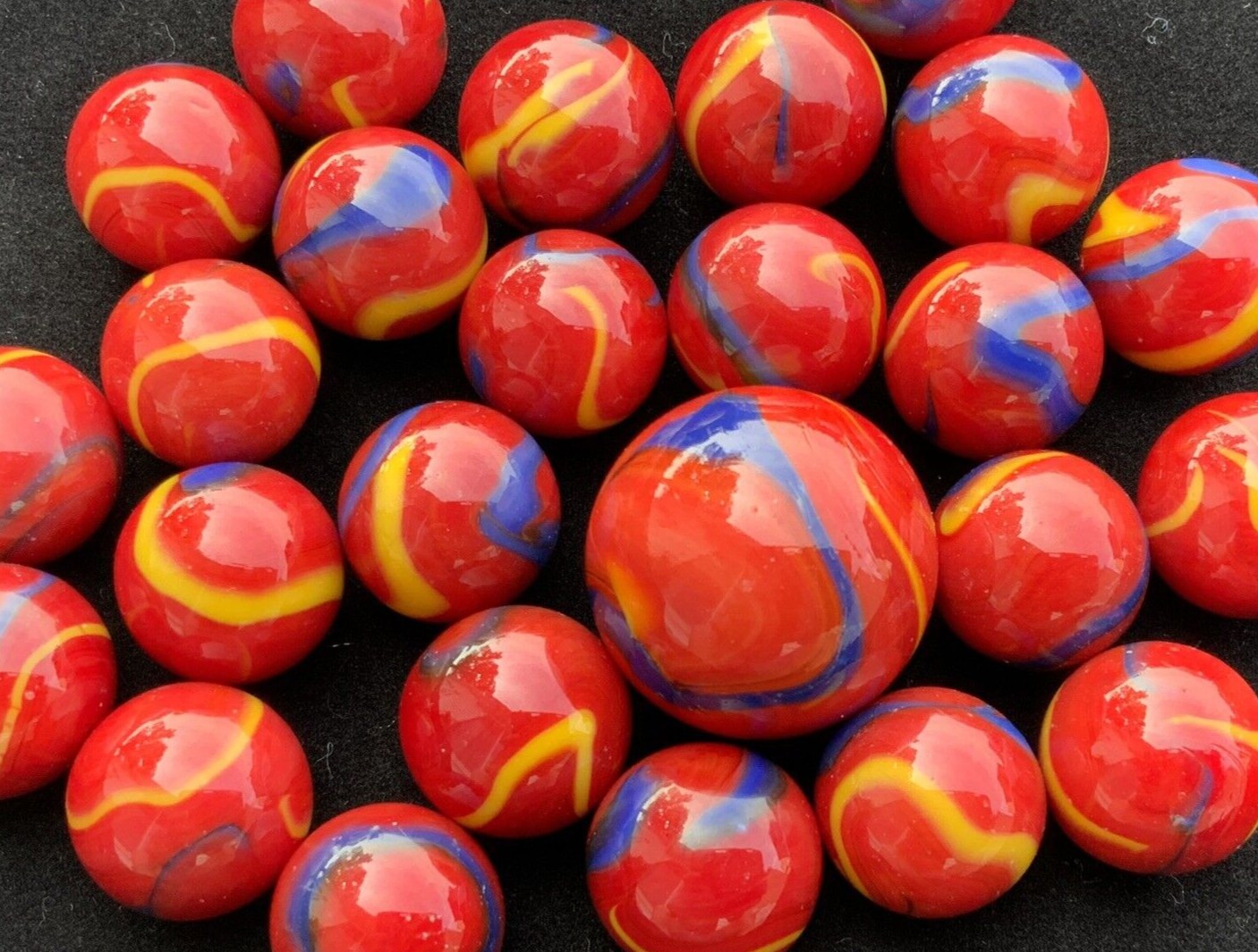 25 Marbles SCARLET MACAW Red Blue Stripes Yellow Glass game pack Shooter