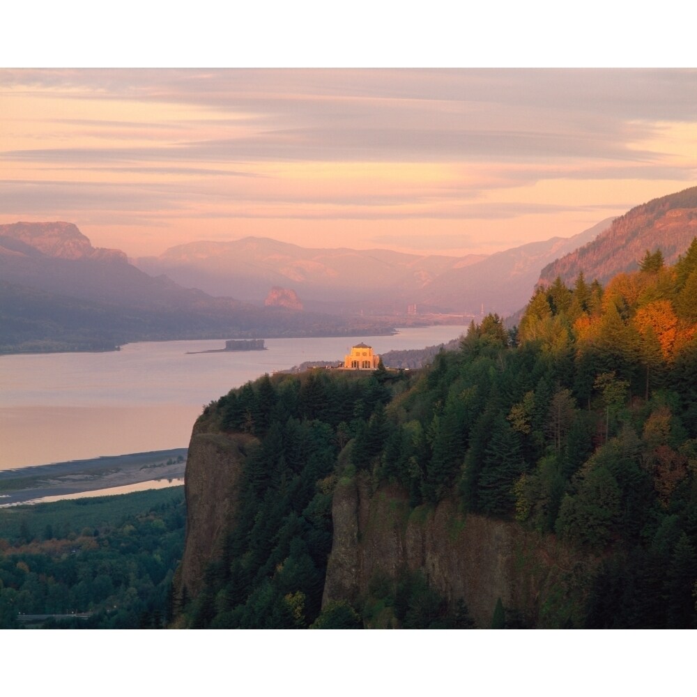 Vista House On Crown Point At Columbia River Tom Mccall Nature Preserve Columbia River Gorge National Scenic Area