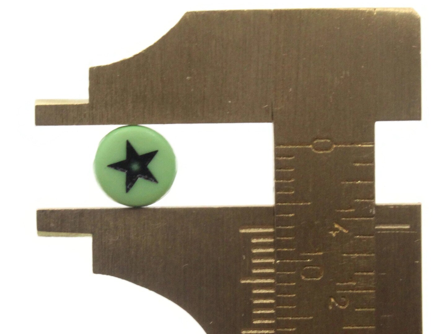 100 7mm Green Star Small Plastic Flat Round Coin Beads