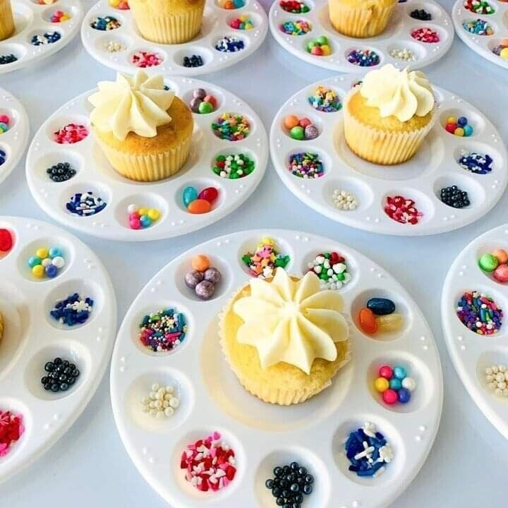12 Plastic Paint Palettes 6 3/4&#x22; Circle Trays 10 Wells or For cupcake decorating