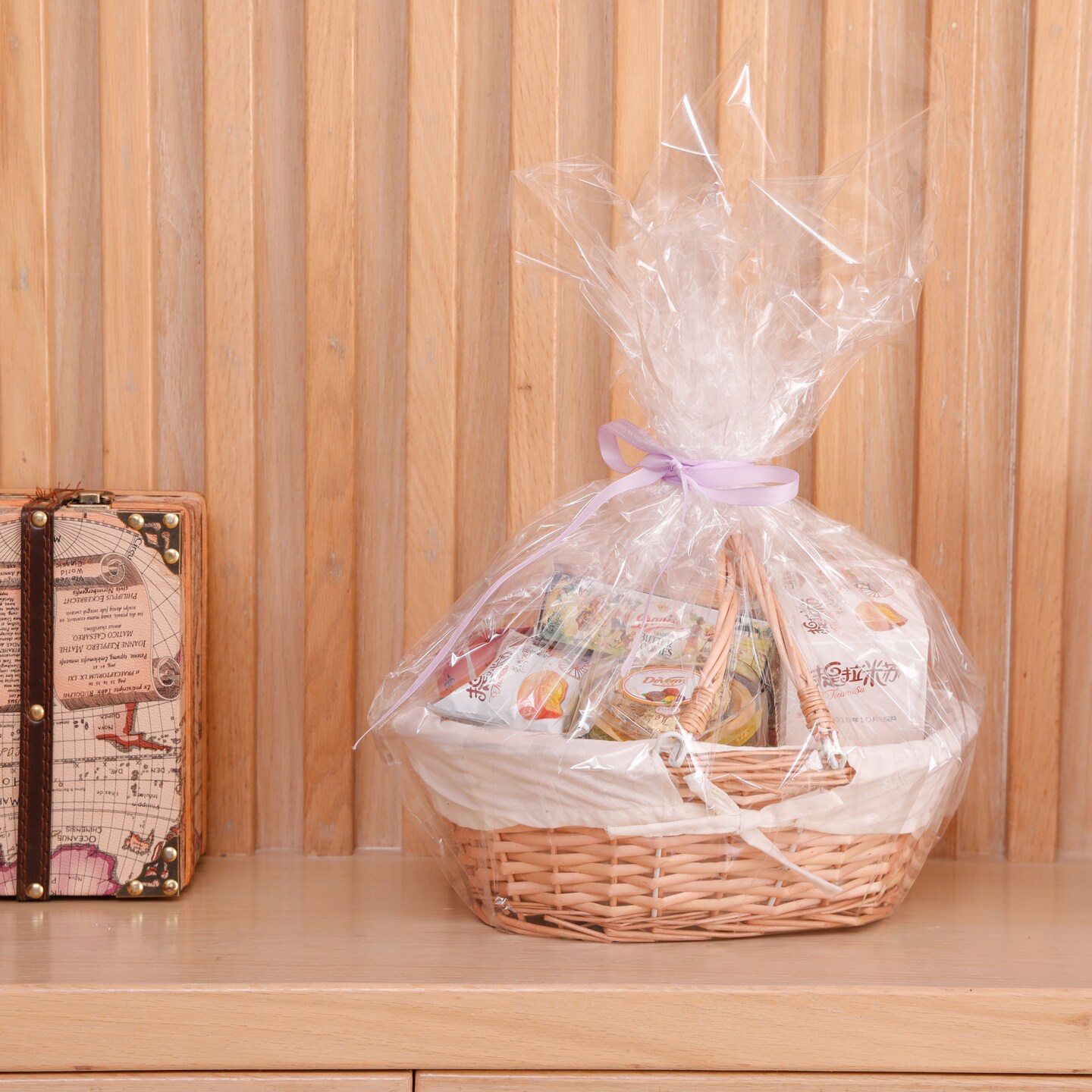 Wicker Willow Picnic Basket with Double Drop-Down Handles - Perfect as Gift basket for all Occasions like Halloween, Thanksgiving and Easter, with Liner