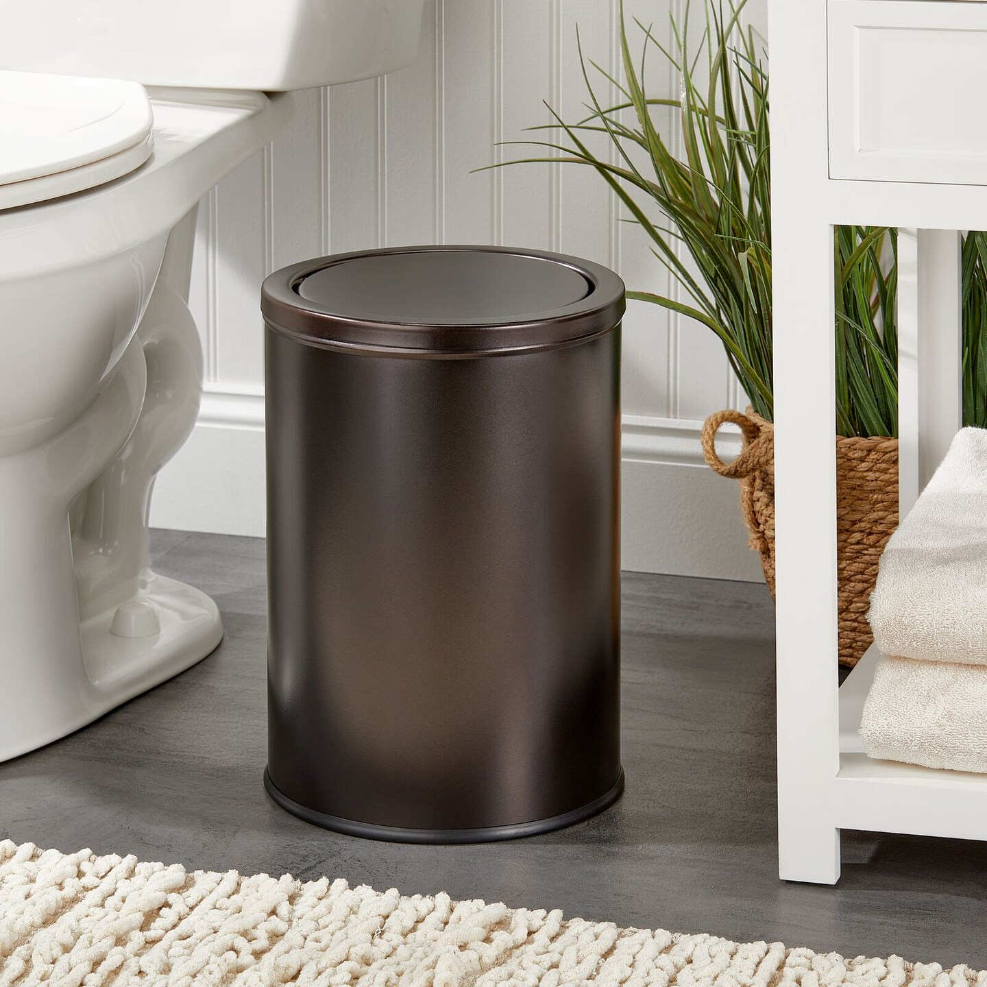 mDesign Small Round Metal 4.8 Gallon Covered Bathroom Swing Lid Trash Can