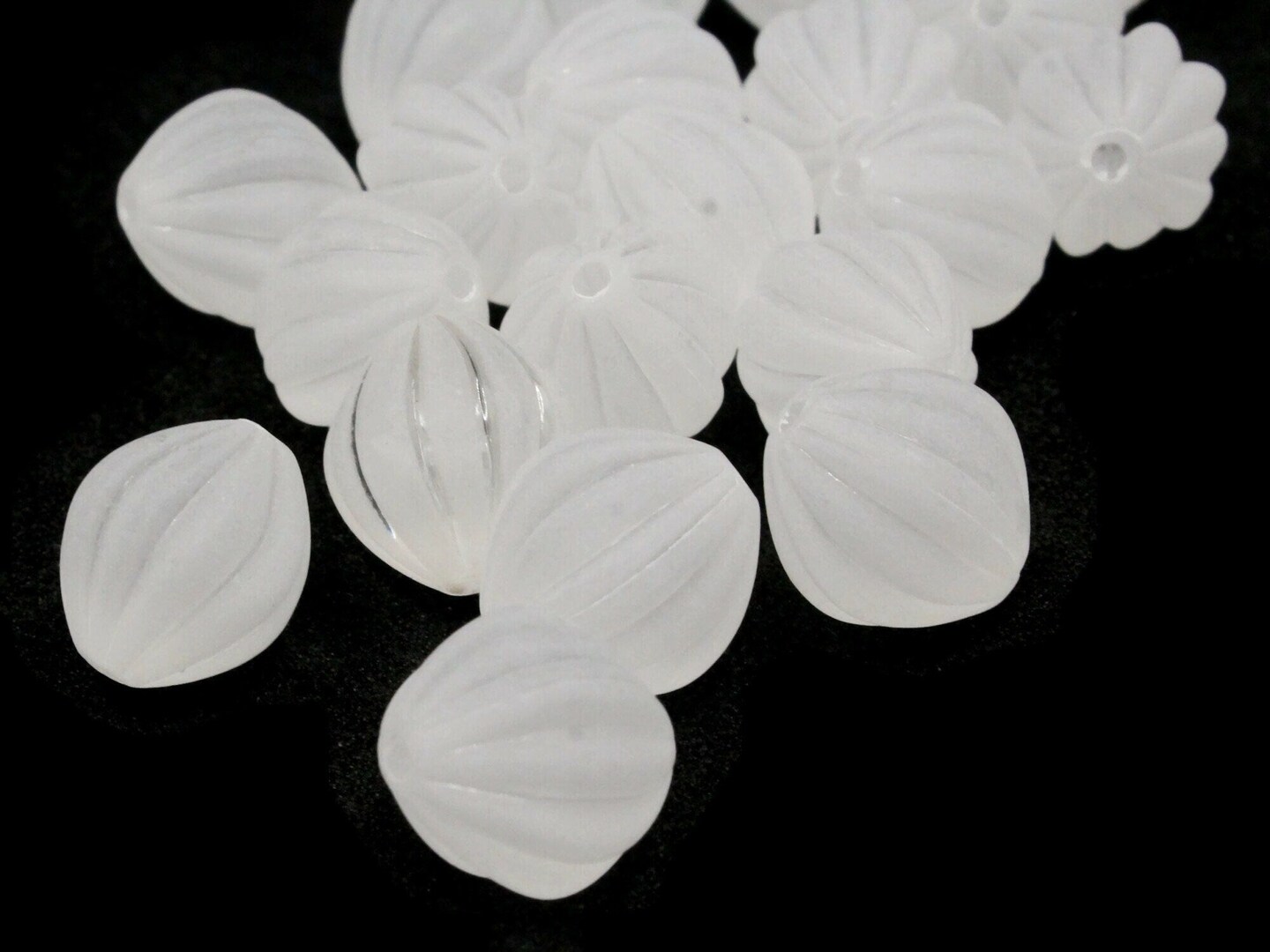 20 13mm Fluted Round White Vintage Frosted Acrylic Beads