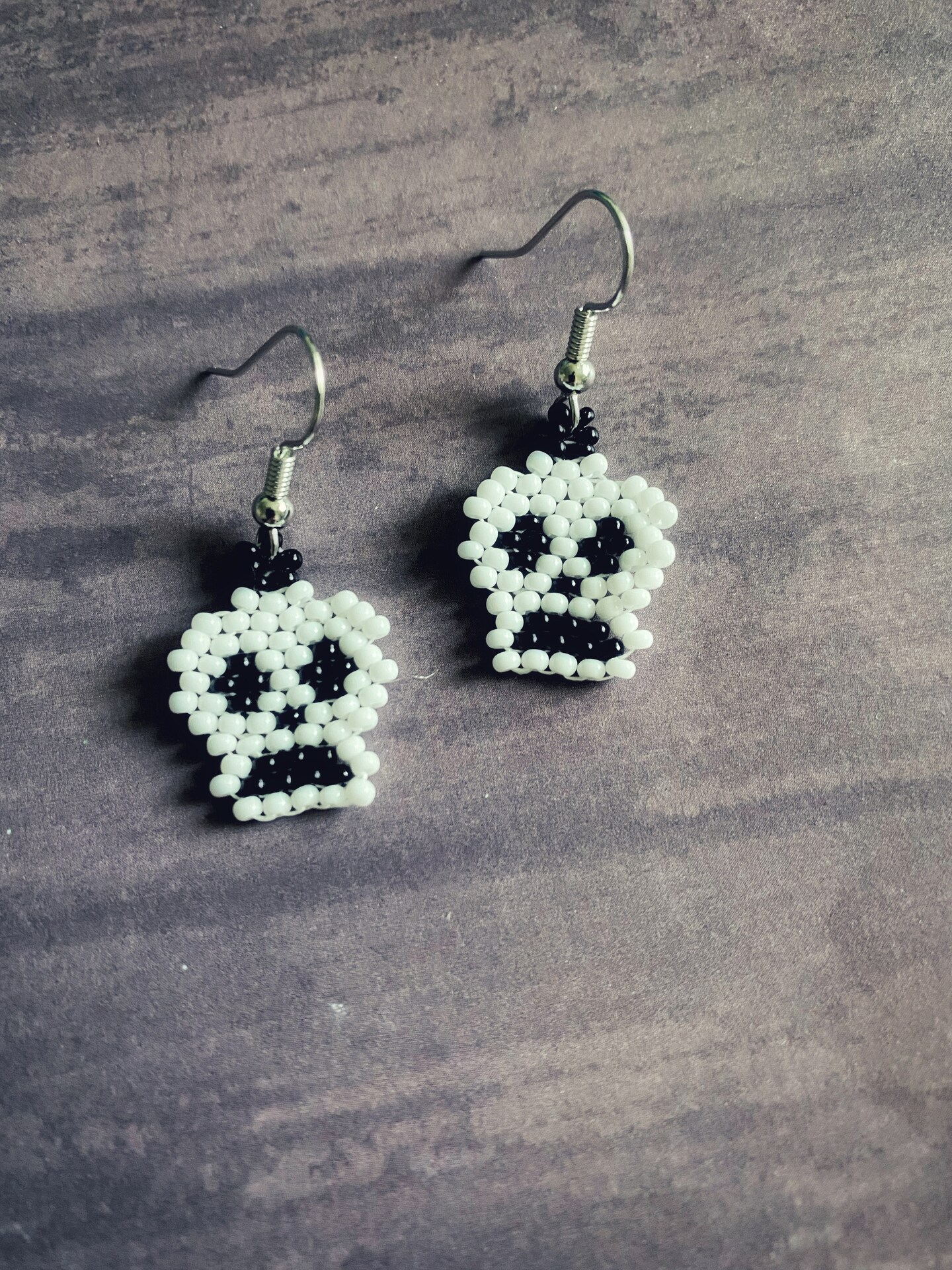 Beaded top Skull Earrings / Hand Beaded Skull Halloween Earrings / Brickstitch Spooky Earrings / Black n White Spooky Jewelry