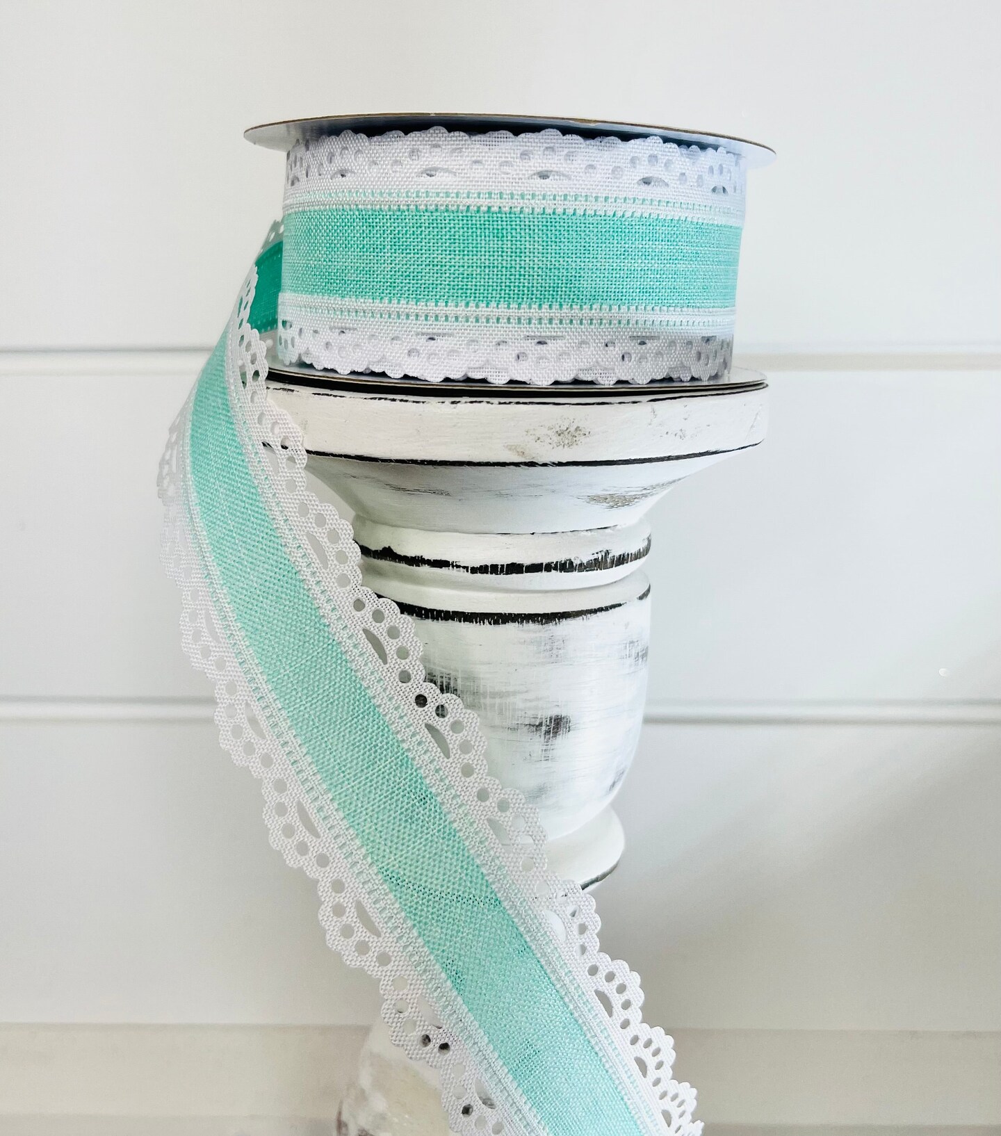 Mint Green and White Scalloped Edge Royal Burlap Wired Ribbon - 1.5 Inches Wide, 10 Yards Length - Perfect for Crafts-RGA1541AN