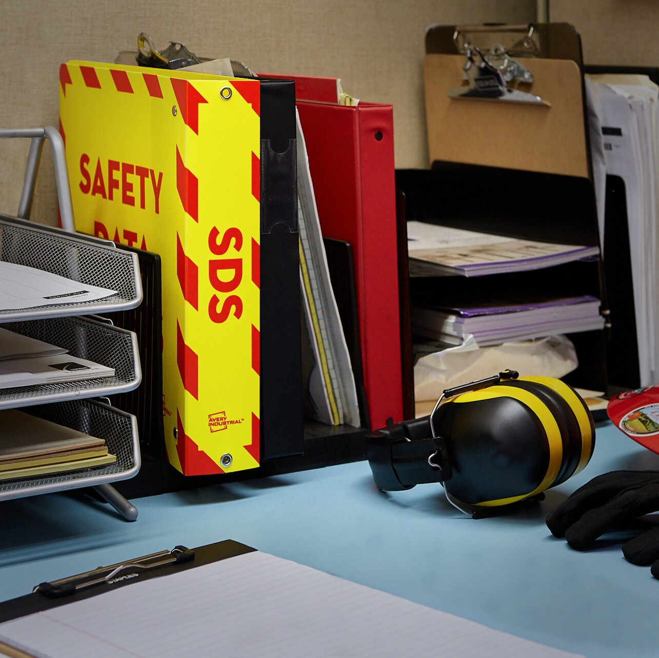 Avery UltraDuty SDS Binder with Chain, Durable Poly Binder, 1-1/2" Slant Ring, Holds 375 Sheets (77711)