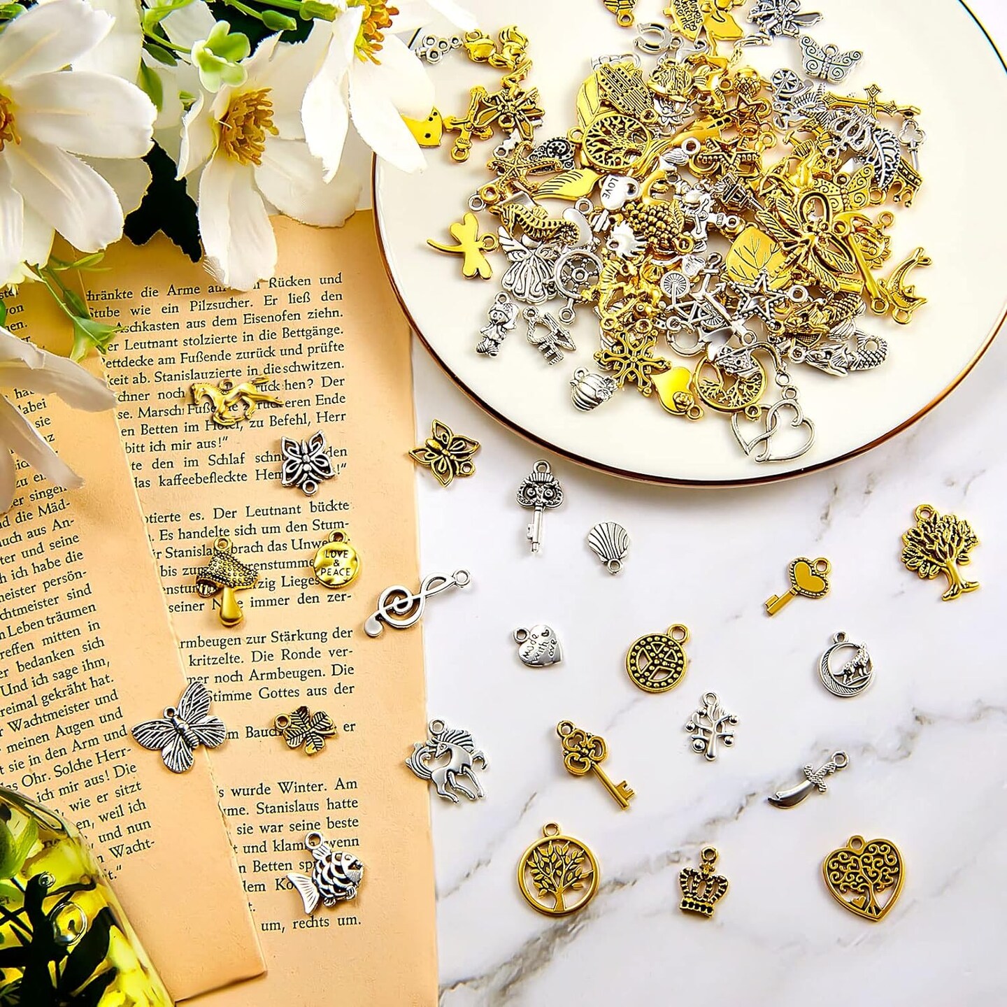300 Pieces Vintage Charms Bulk Lots Mixed Antique Tibetan Silver &#x26; Gold Alloy Pendants Charms DIY for Necklace Bracelet Jewelry Making and Crafting supplies