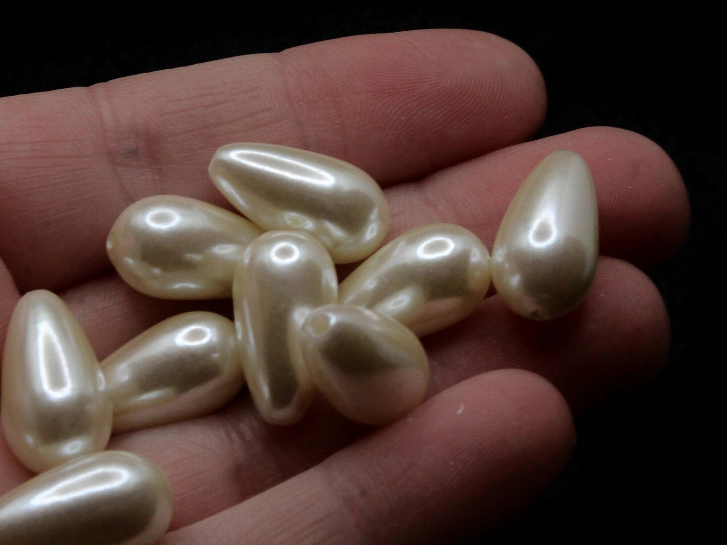 10 18mm White Teardrop Pear Vintage Cultura Pearl Beads