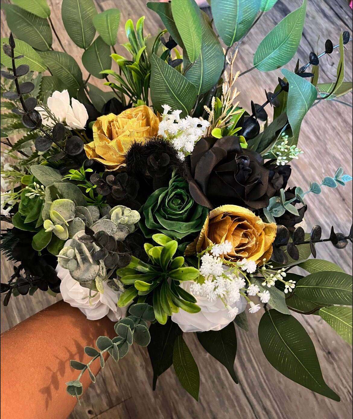 Wedding bouquet emerald green gold black white bouquet WhenUwed