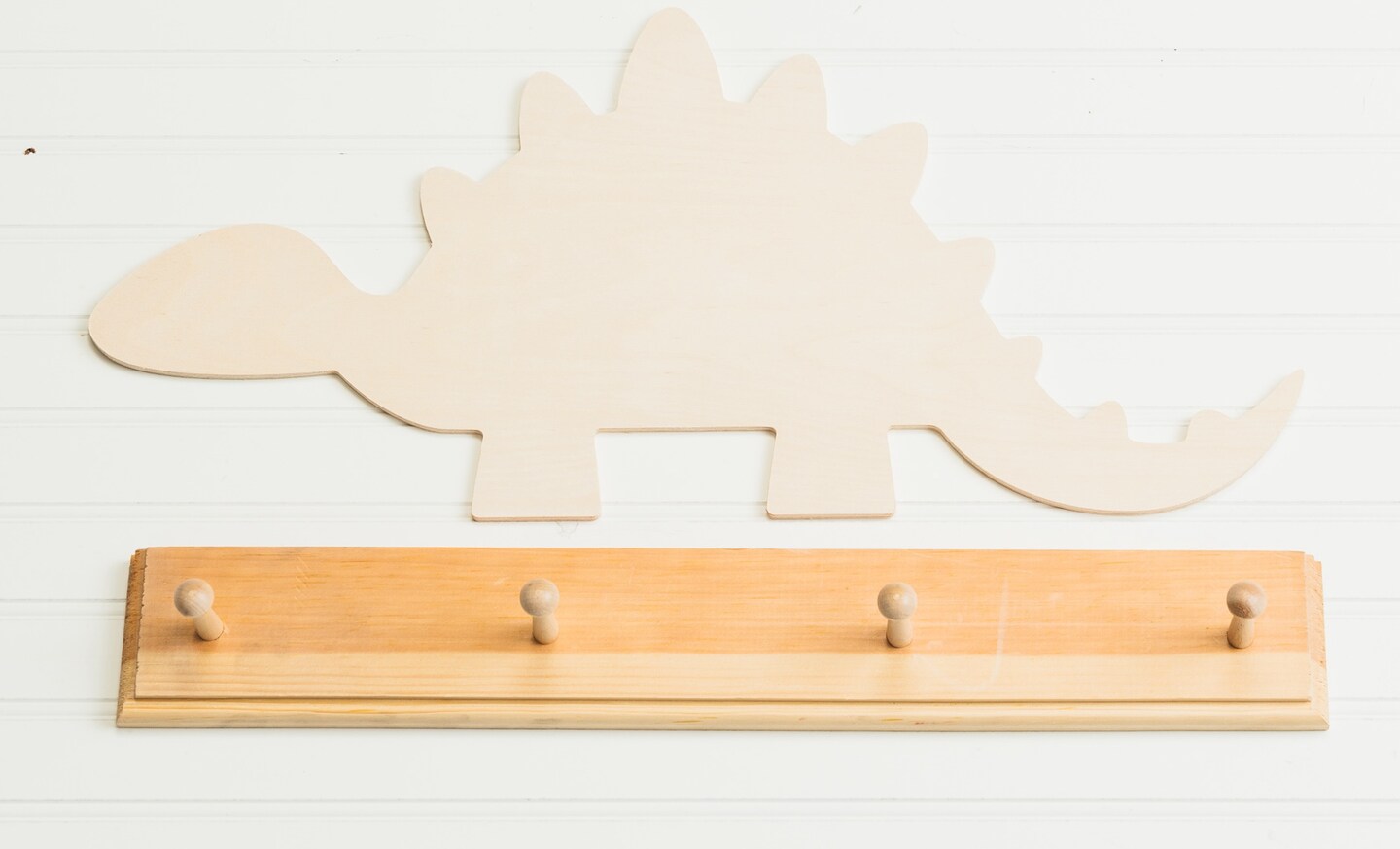 (4) PEG PLAQUE WITH SLOT ON TOP