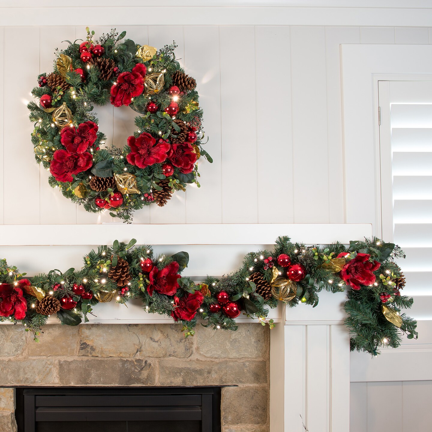 Lighted Christmas Wreath - Red Magnolia