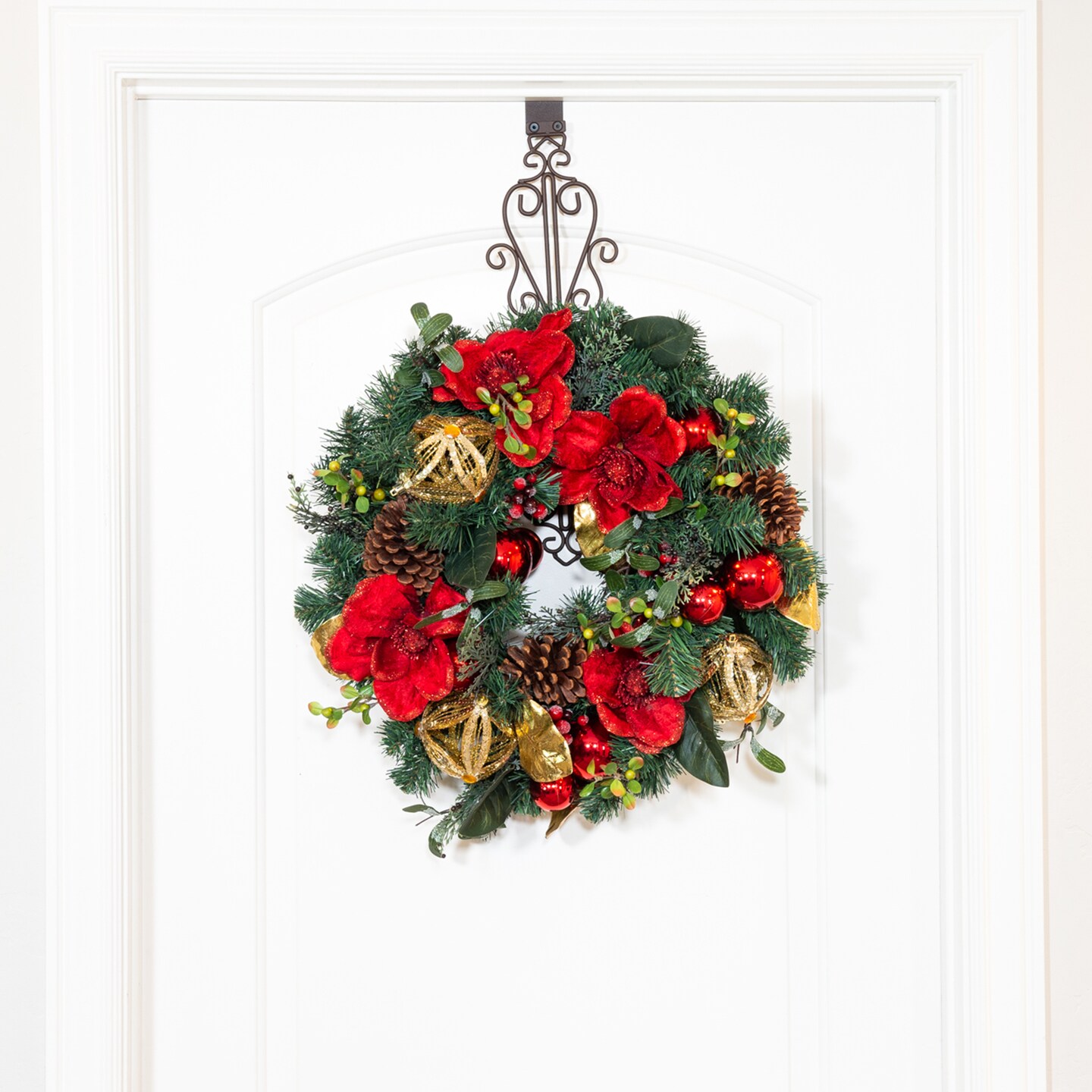 Lighted Christmas Wreath - Red Magnolia