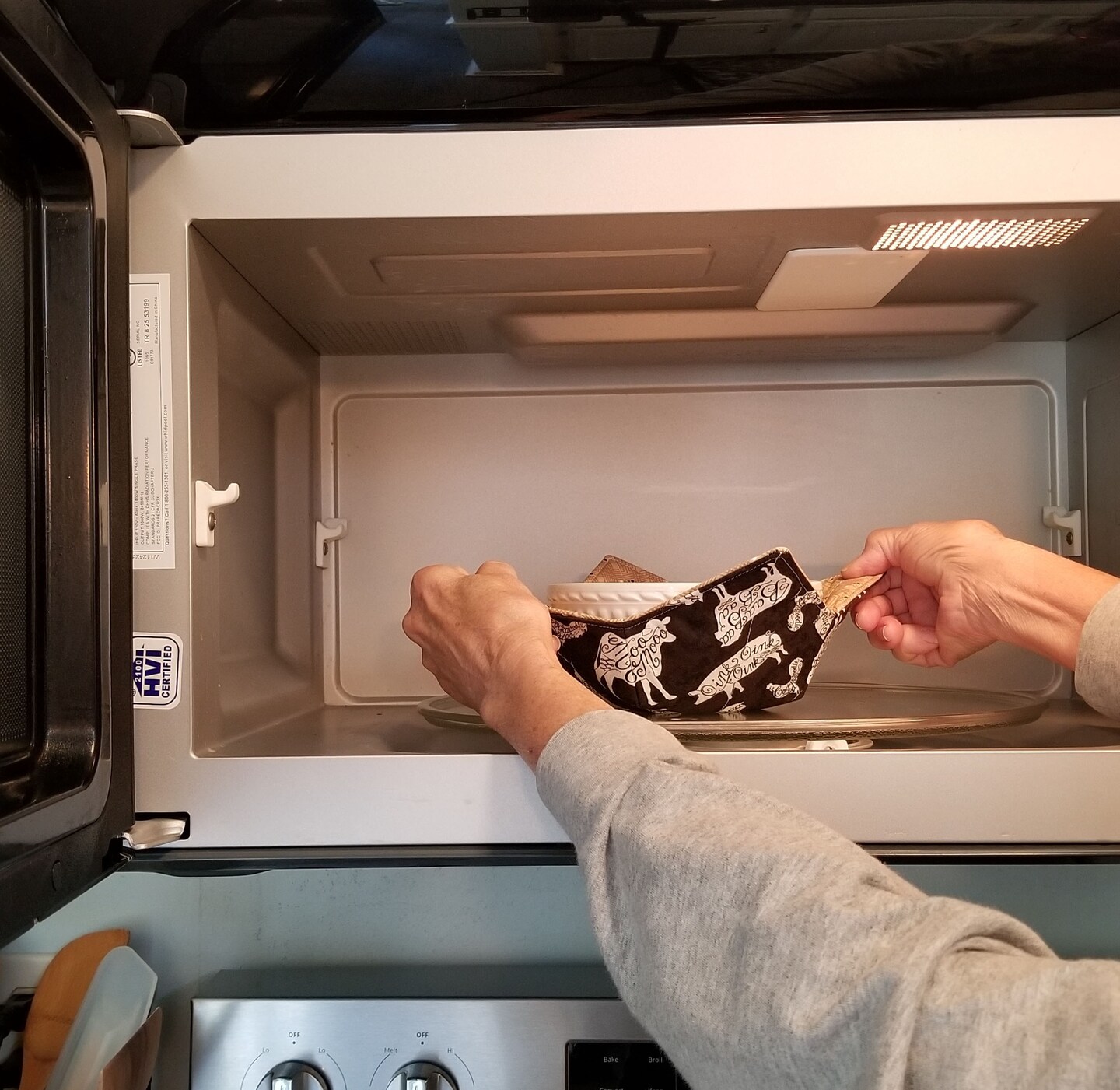 Hot Bowl, Cool Hands: Microwave Bowl with Lid and Handle