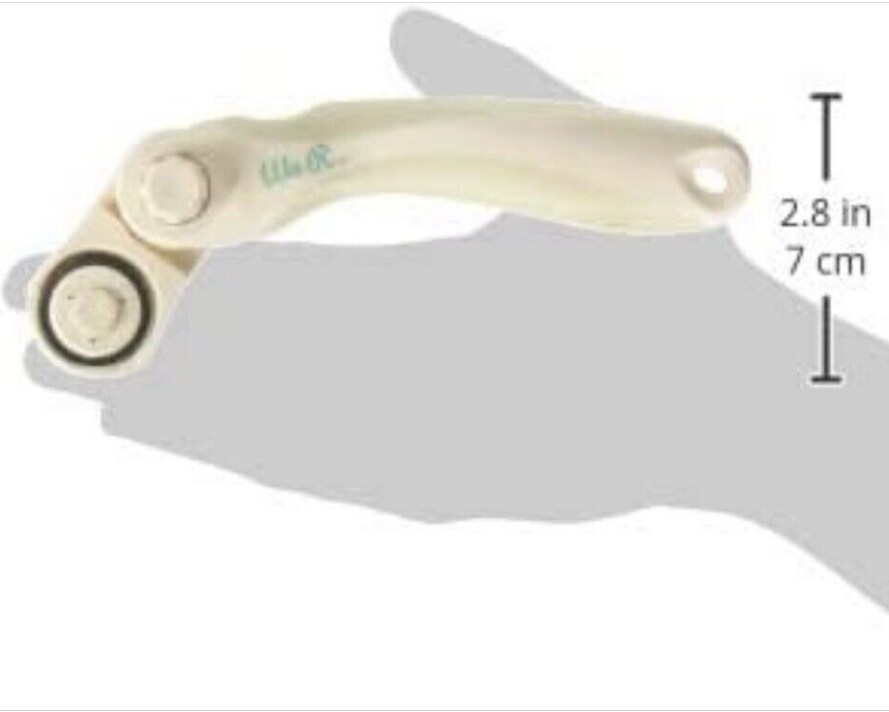 WE R MEMORY KEEPERS - BASIC HAND TOOLS - ANGLE ROTARY CUTTER 660255 by American Crafts