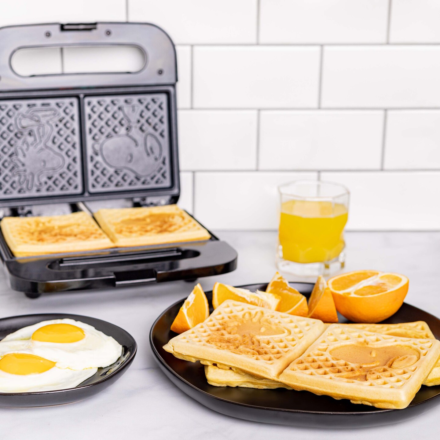 Uncanny Brands Peanuts Snoopy & Woodstock Double-Square Waffle Maker