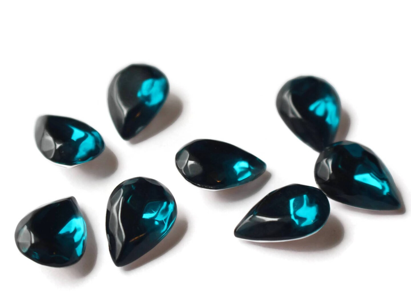 13 15mm x 10mm Emerald Green Teardrop Rhinestones - Pear Shaped Vintage Japanese Lucite Cabochons