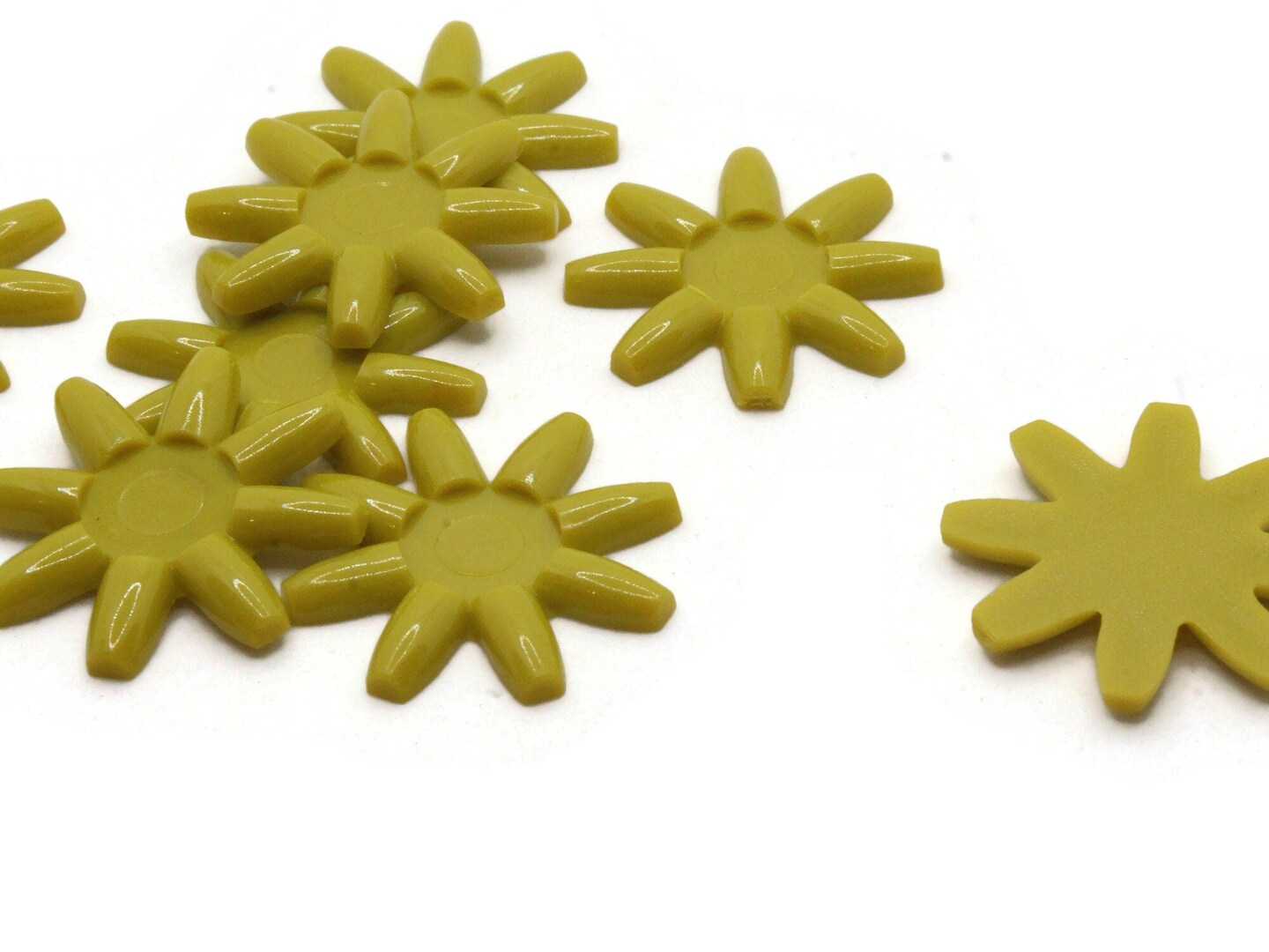 8 29mm Avocado Green Flower Vintage Plastic Cabochons   10mm Cabochon Trays
