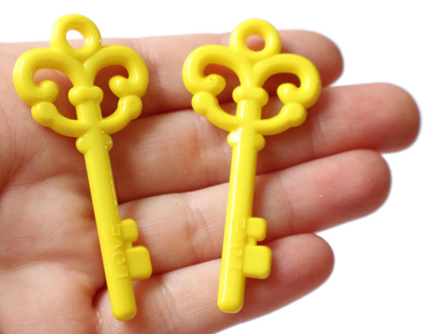 8 62mm Yellow Plastic Skeleton Key Charms