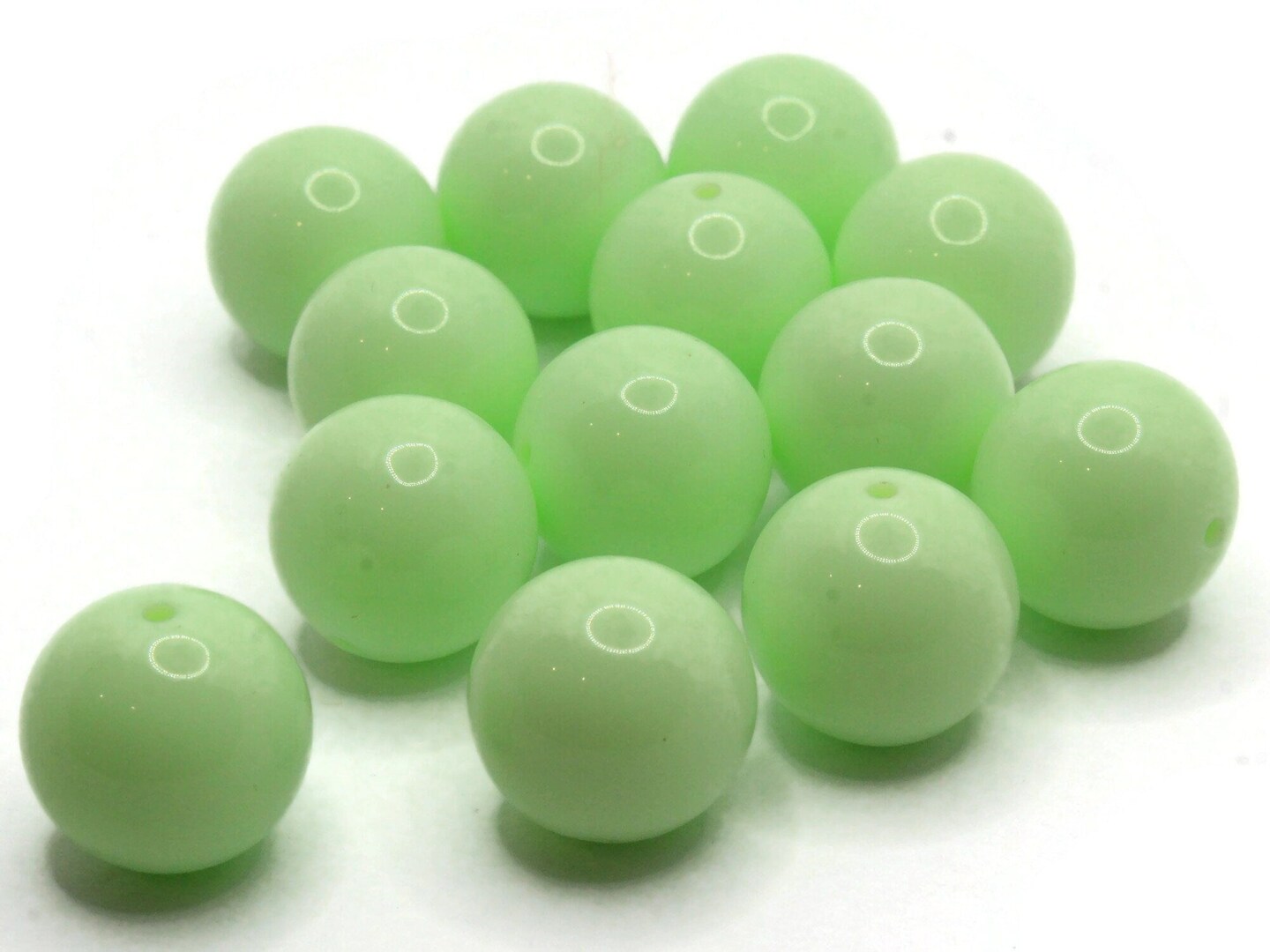 12 17mm Large Round Light Green Vintage Lucite Beads
