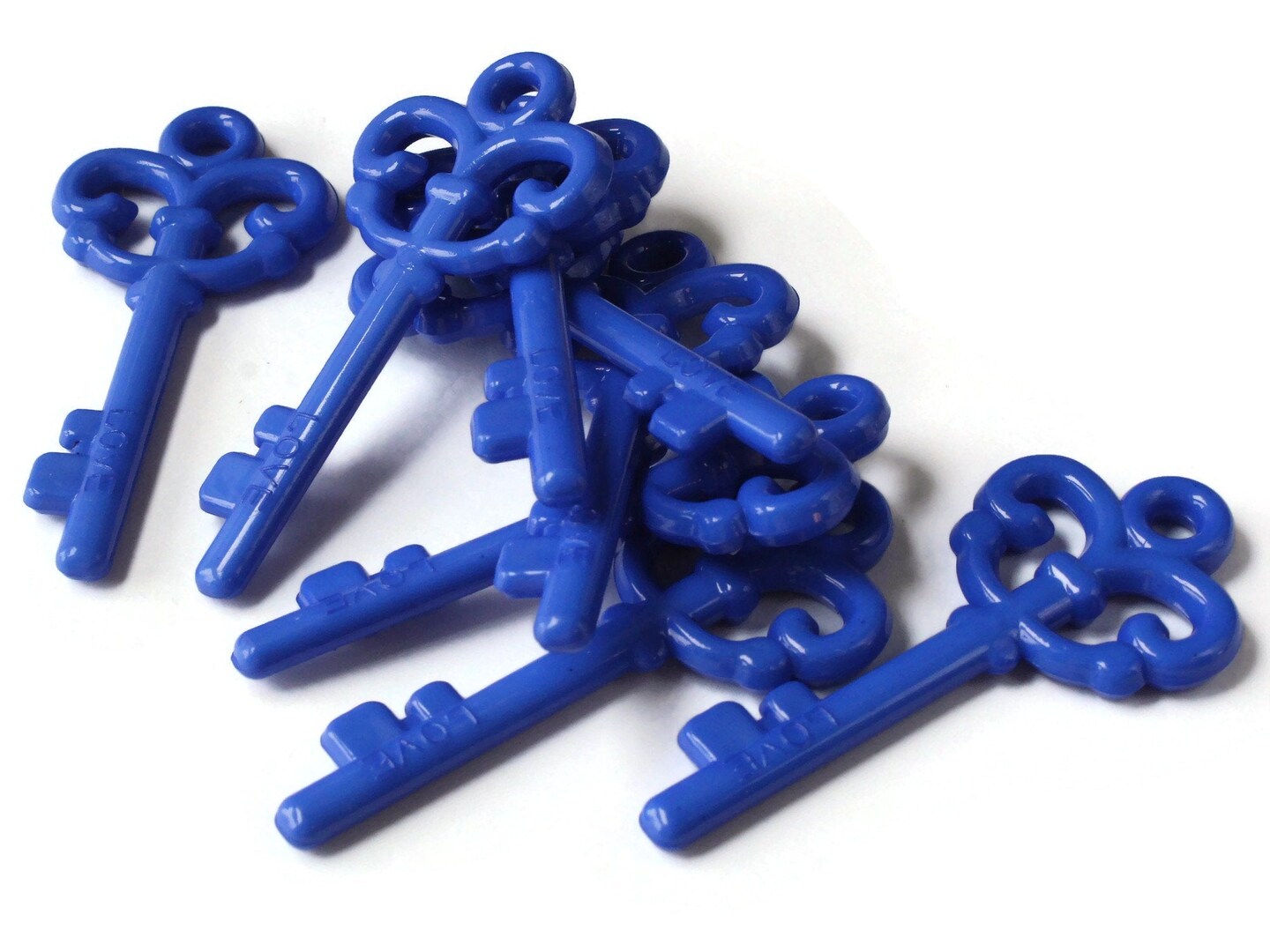 8 62mm Royal Blue Plastic Skeleton Key Charms bL3