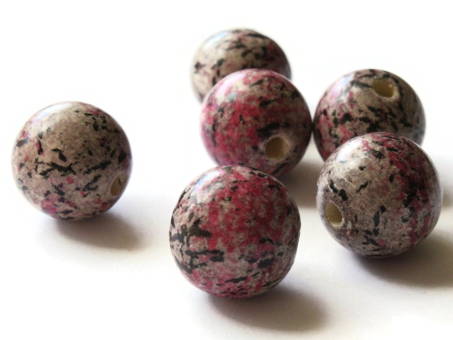 6 20mm Round Pink Splatter Paint Beads Vintage Wooden Ball Beads