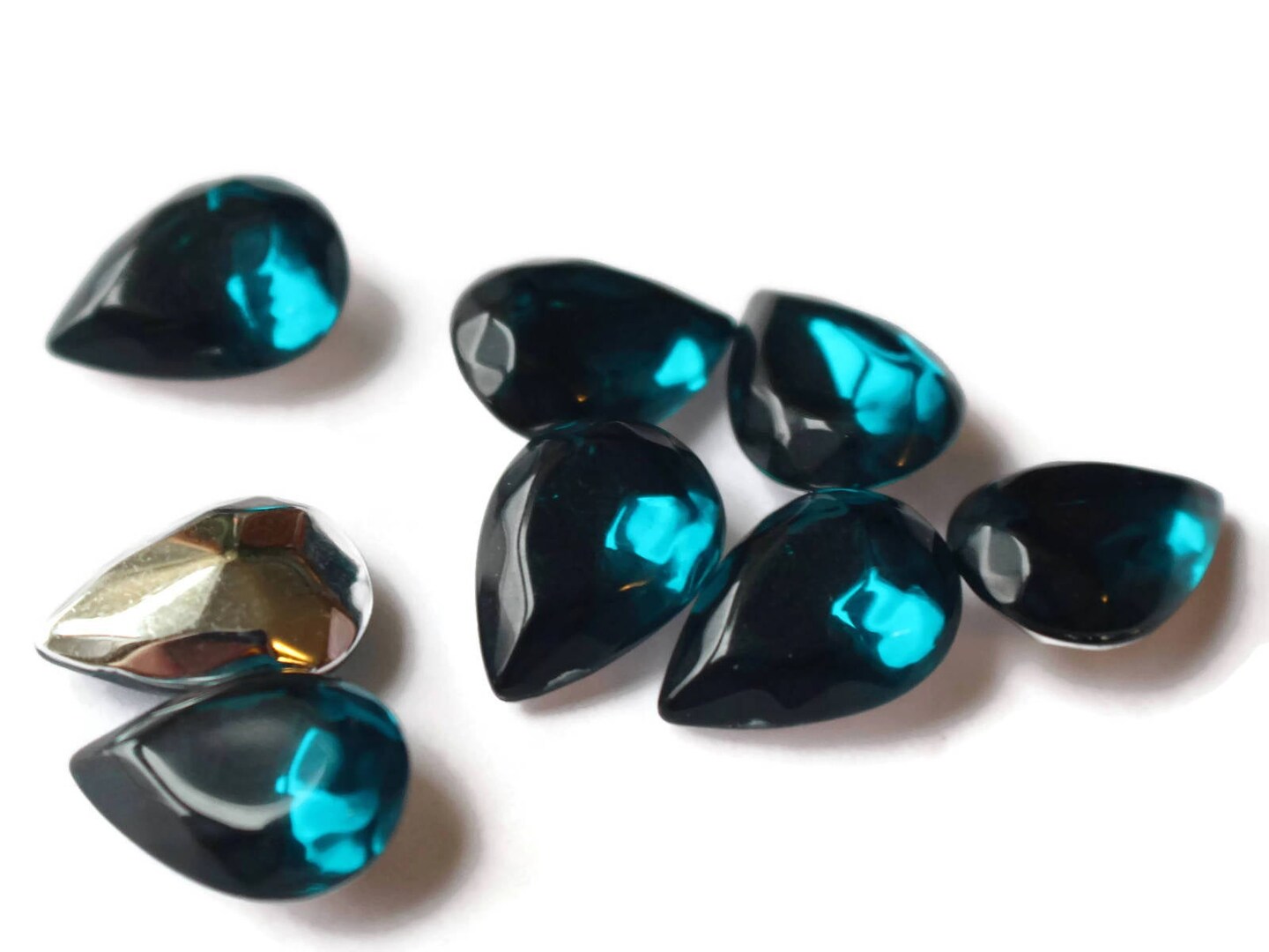 13 15mm x 10mm Emerald Green Teardrop Rhinestones - Pear Shaped Vintage Japanese Lucite Cabochons