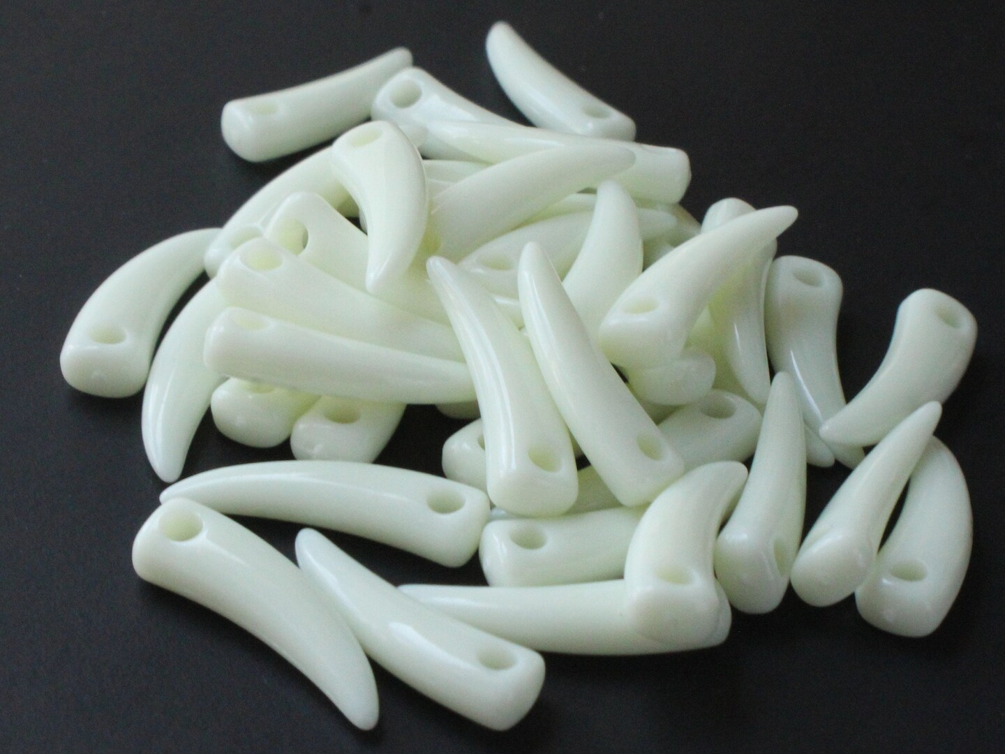 40 24mm White Pointy Tooth Beads Claw Beads Tusk Beads