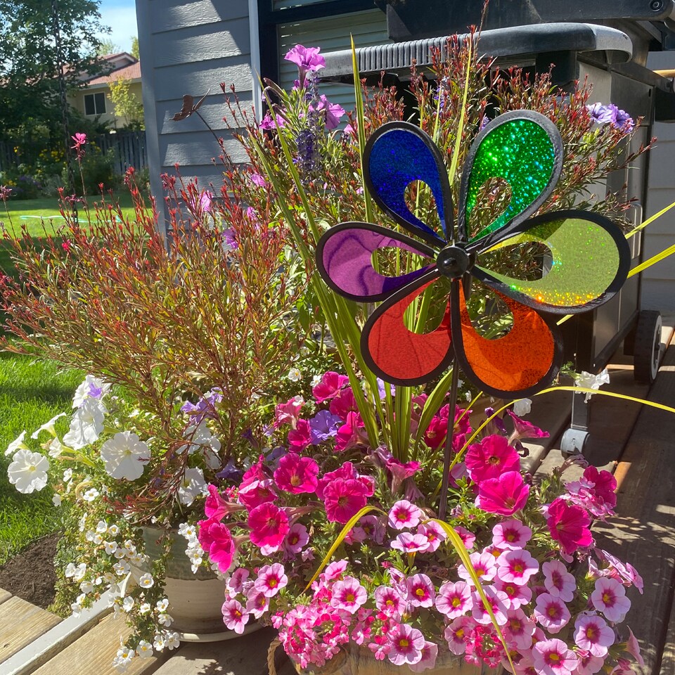 In the Breeze 2670 - 10 Inch Rainbow Mylar Windee Wheelz Spinner - Sparkly Outdoor Garden Décor
