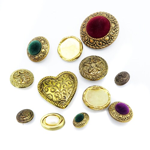 Random Mix of Vintage Metalized Plastic Buttons (12x) (P531)