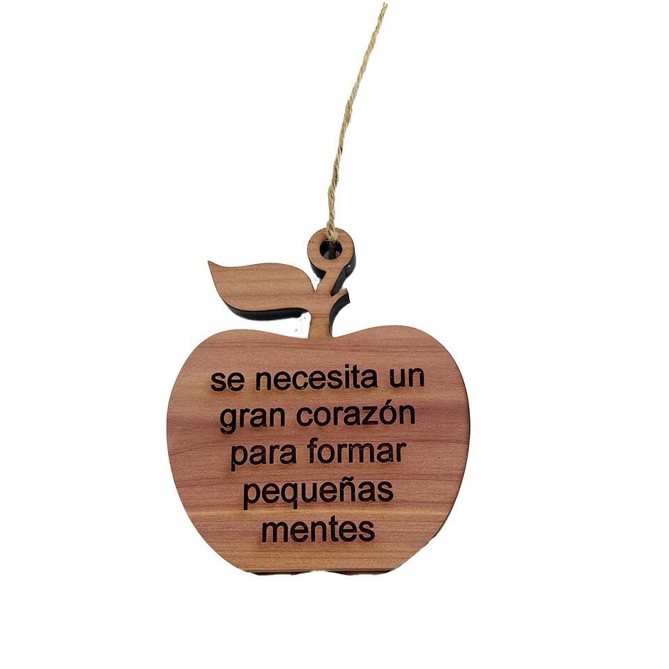 se necesita un gran corazón para formar pequeñas mentes APPLE - Cedar Ornament se necesita un gran corazón para formar pequeñas mentes APPLE - Cedar Ornament