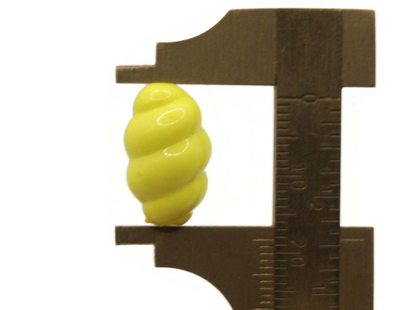 30 18mm Yellow Plastic Twisted Oval Beads