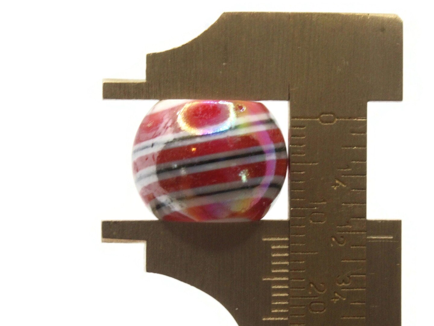10 17mm Large Hole Macrame Red Marbleized Round Plastic Beads