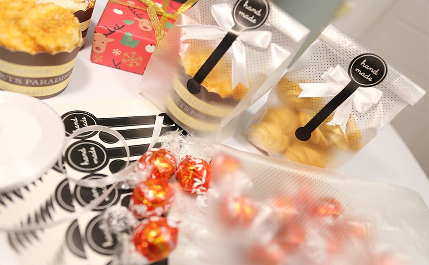 100 Pieces /Pack Translucent Plastic Bags for Cookie,Cake,Chocolate,Candy,Snack Wrapping Good for Bakery Party with Stickers