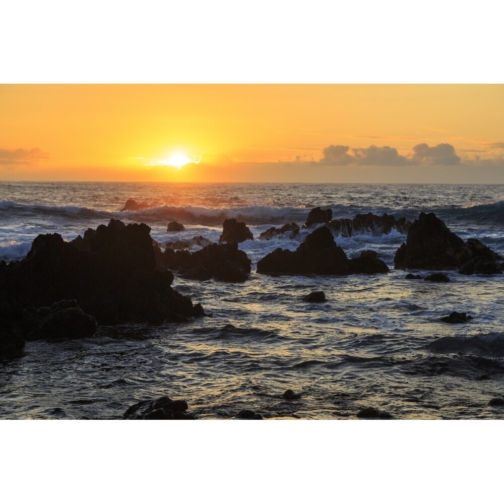 Posterazzi Sunrise at Laupahoehoe Beach Park  Hamakua Coast  Big Island  Hawaii Poster Print by Stuart Westmorland
