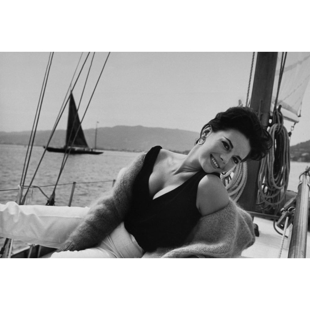 Posterazzi Natalie Wood - On Boat B/W Photo Print (10 x 8) - Item  DAP19711