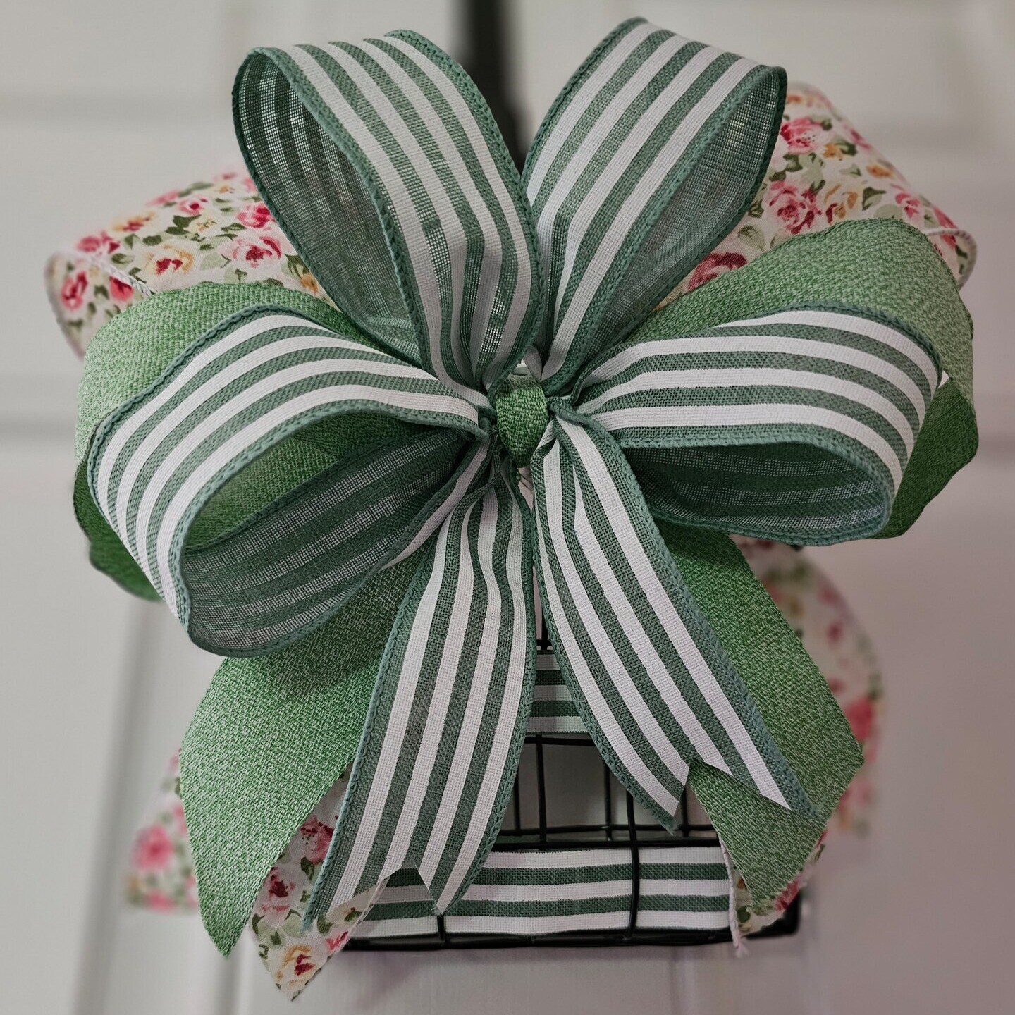 Metal Wire Hanging Basket image 1