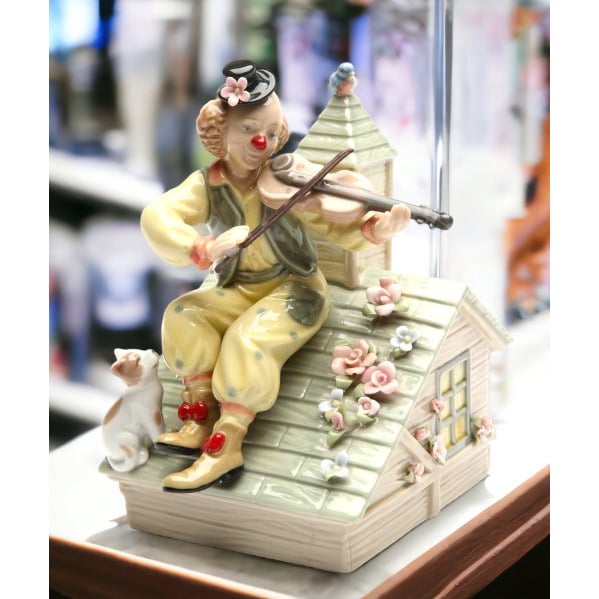 kevinsgiftshoppe Ceramic Fiddler on the Roof Clown Music Box Home Decor   Kitchen Decor