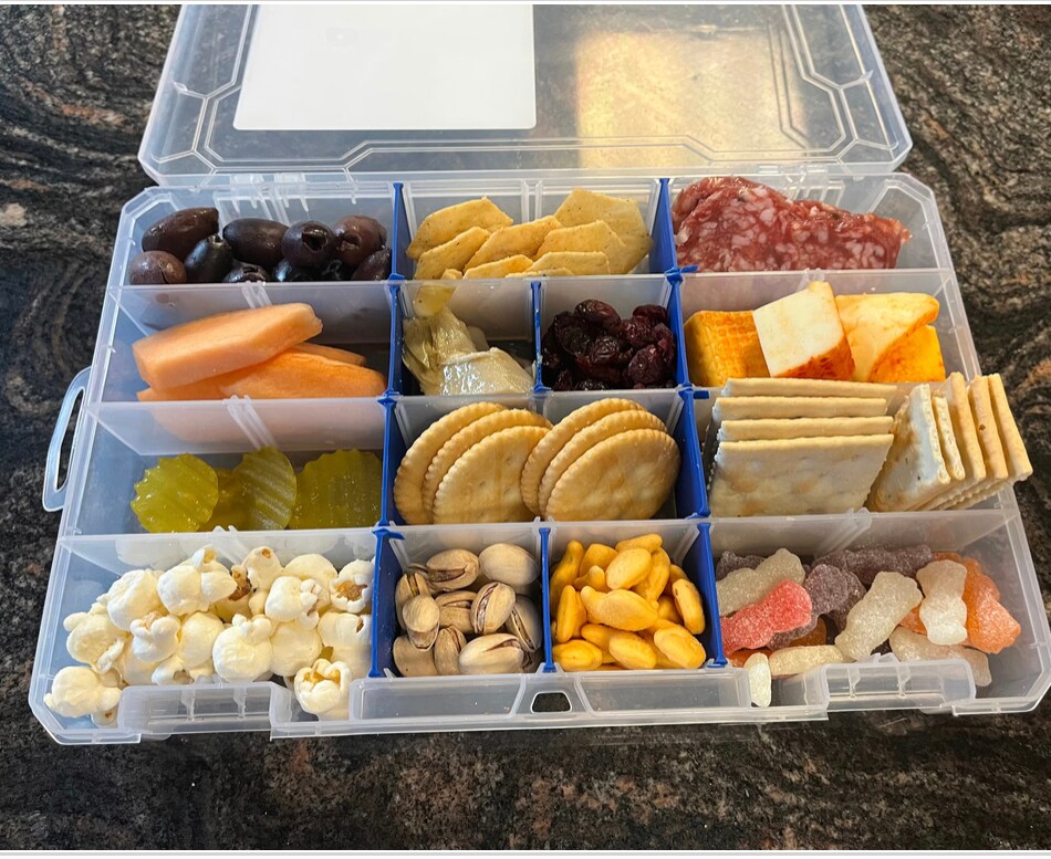 Let's pack a snackle box to go to the movies! 🍿❤️ This container is t