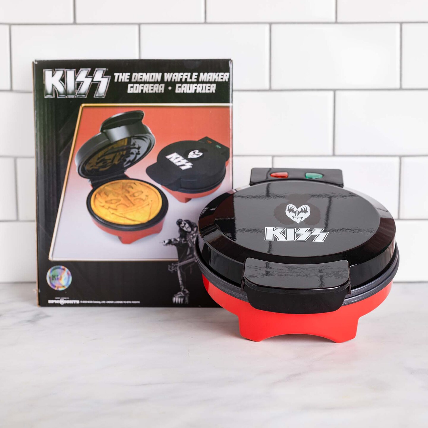 Uncanny Brands The KISS Waffle Maker