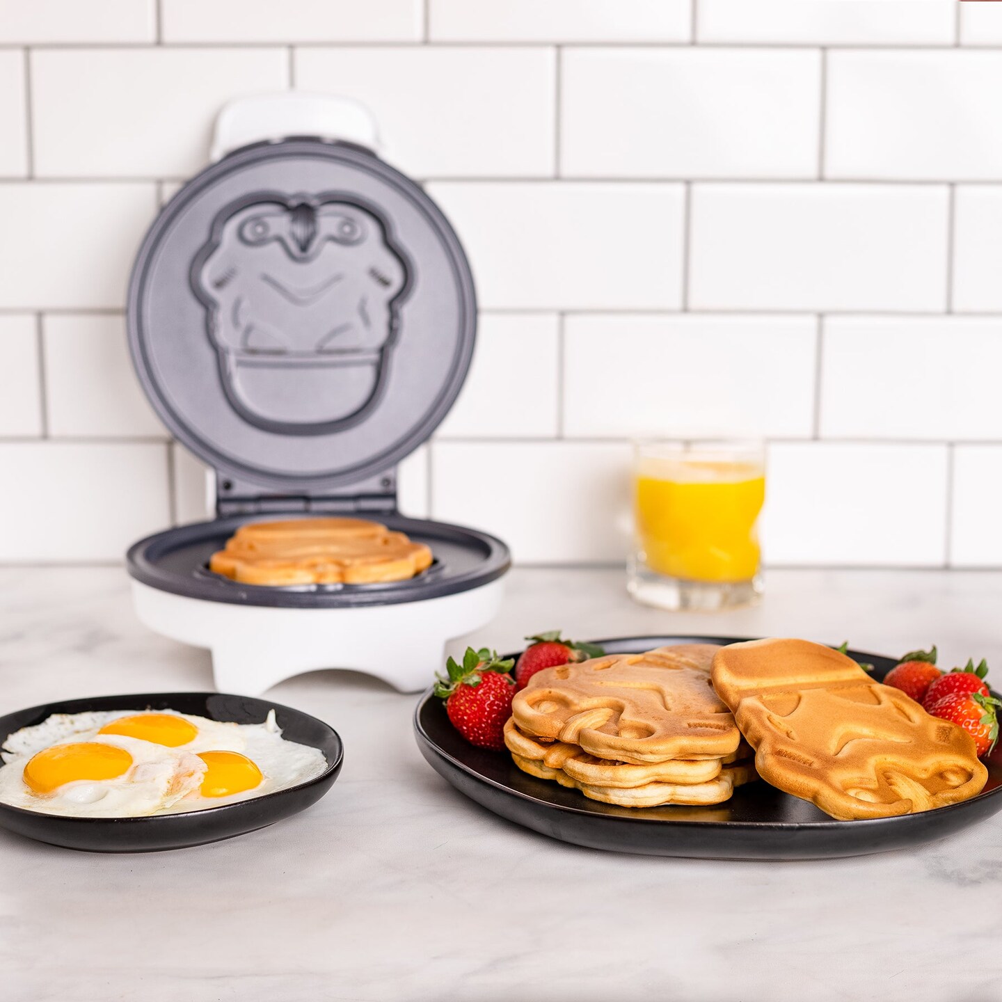 Uncanny Brands Star Wars Stormtrooper Waffle Maker
