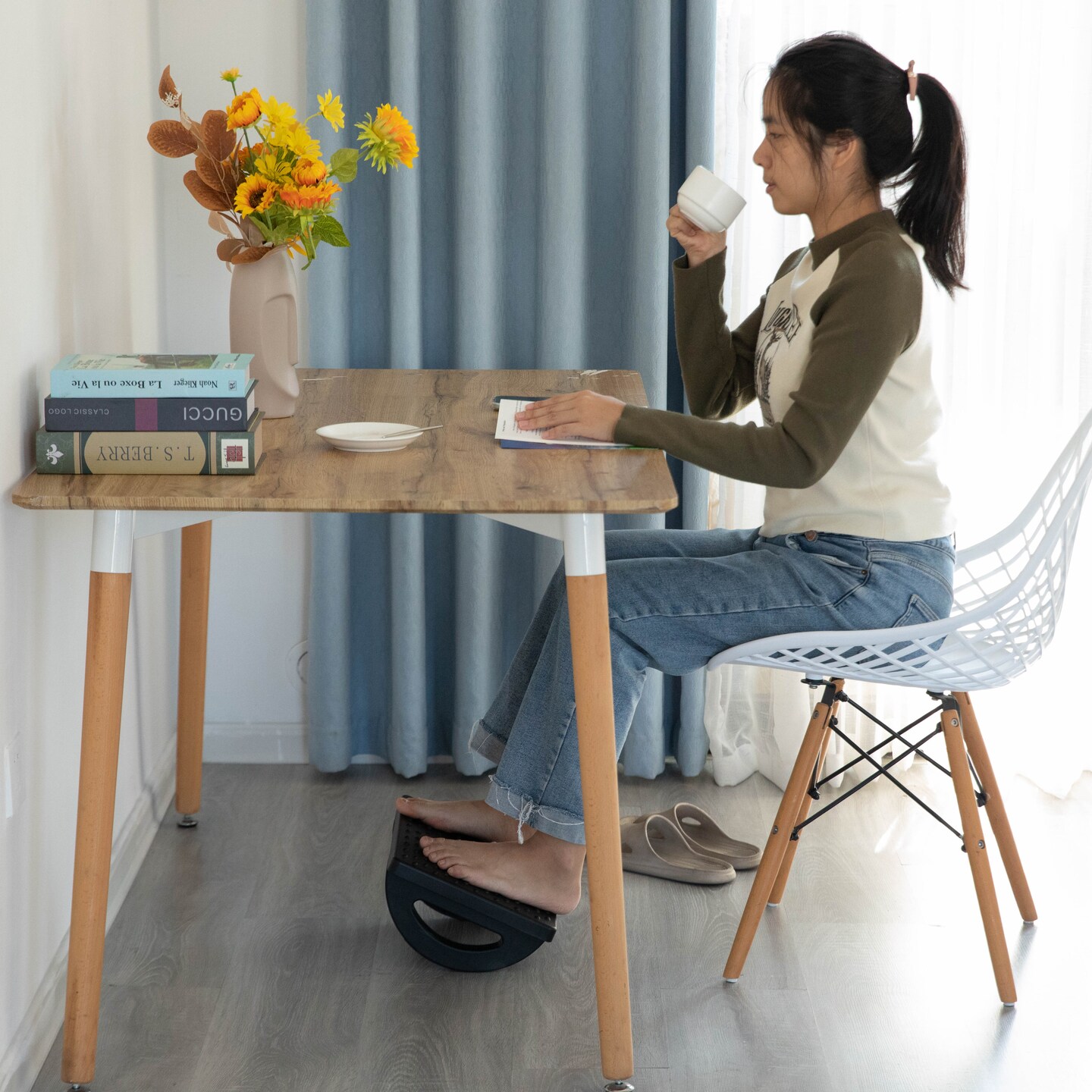 Black Rocking Footrest Massage Under Desk with Soothing Massage Points and  Rollers, Swinging Foot Stool Support - Quickway Imports Inc