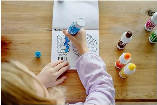 Chuckle &#x26; Roar - Dot Art Activity Kit - Mess-free washable markers for preschoolers - Activity coloring book for kids ages 3 and up - Buffalo Games arts and crafts kit