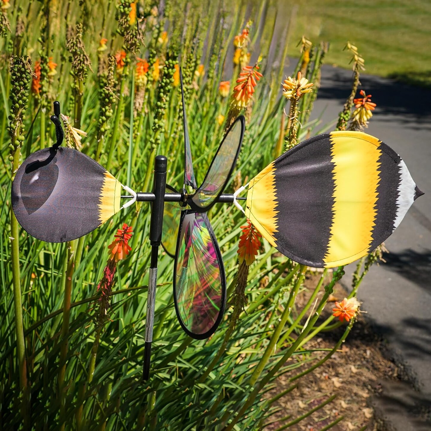 Pivoting Bumble Bee Bug Spinner
