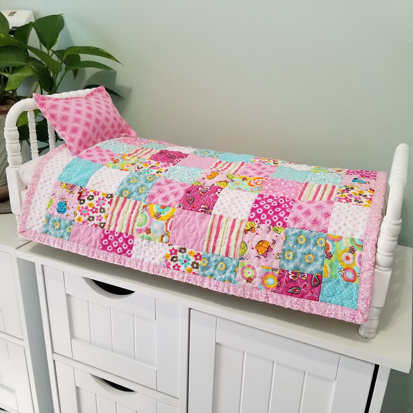 Dolls quilt and store pillow set