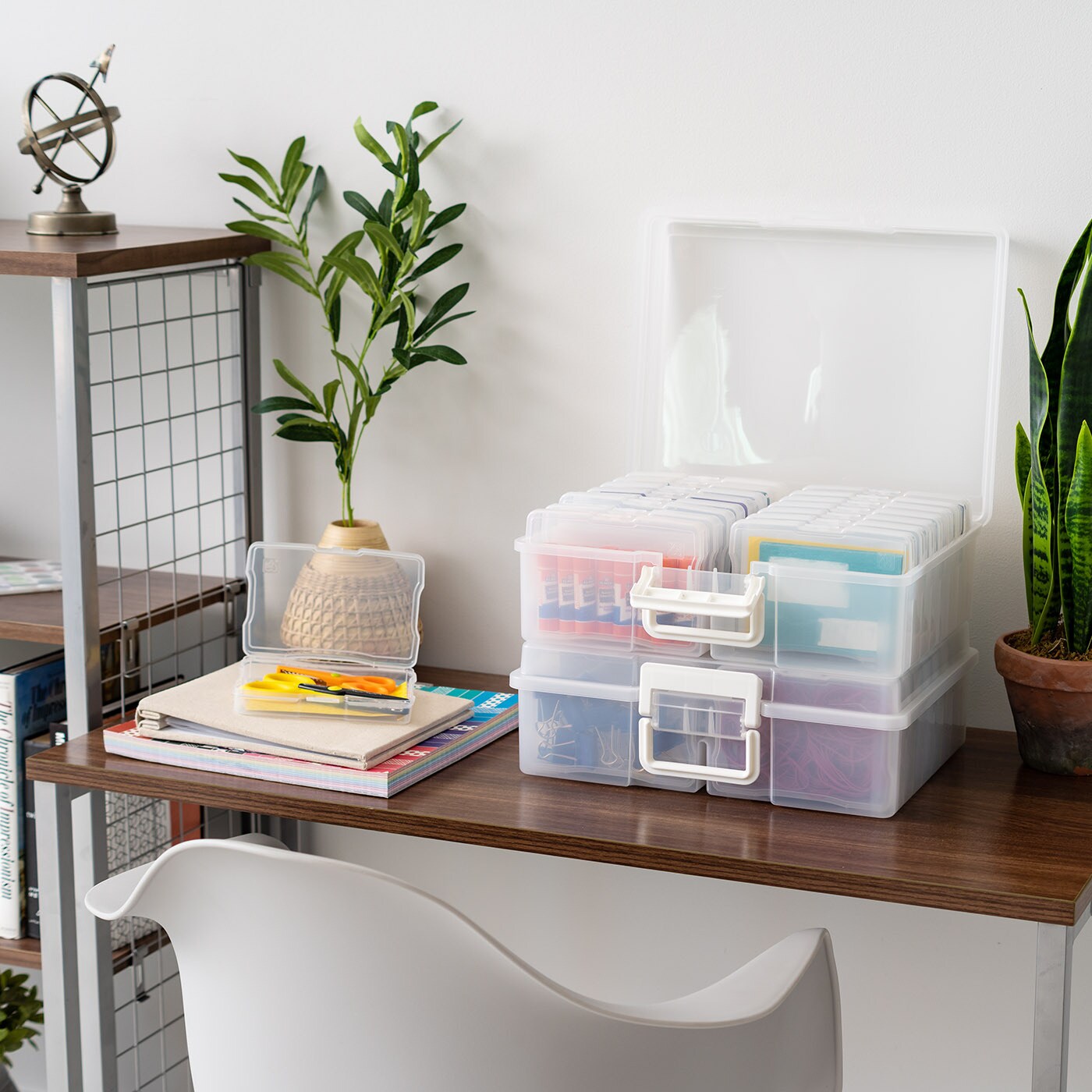 IRIS USA Extra Large 4" x 6" Photo and Embellishment Craft Keeper with 16 Cases