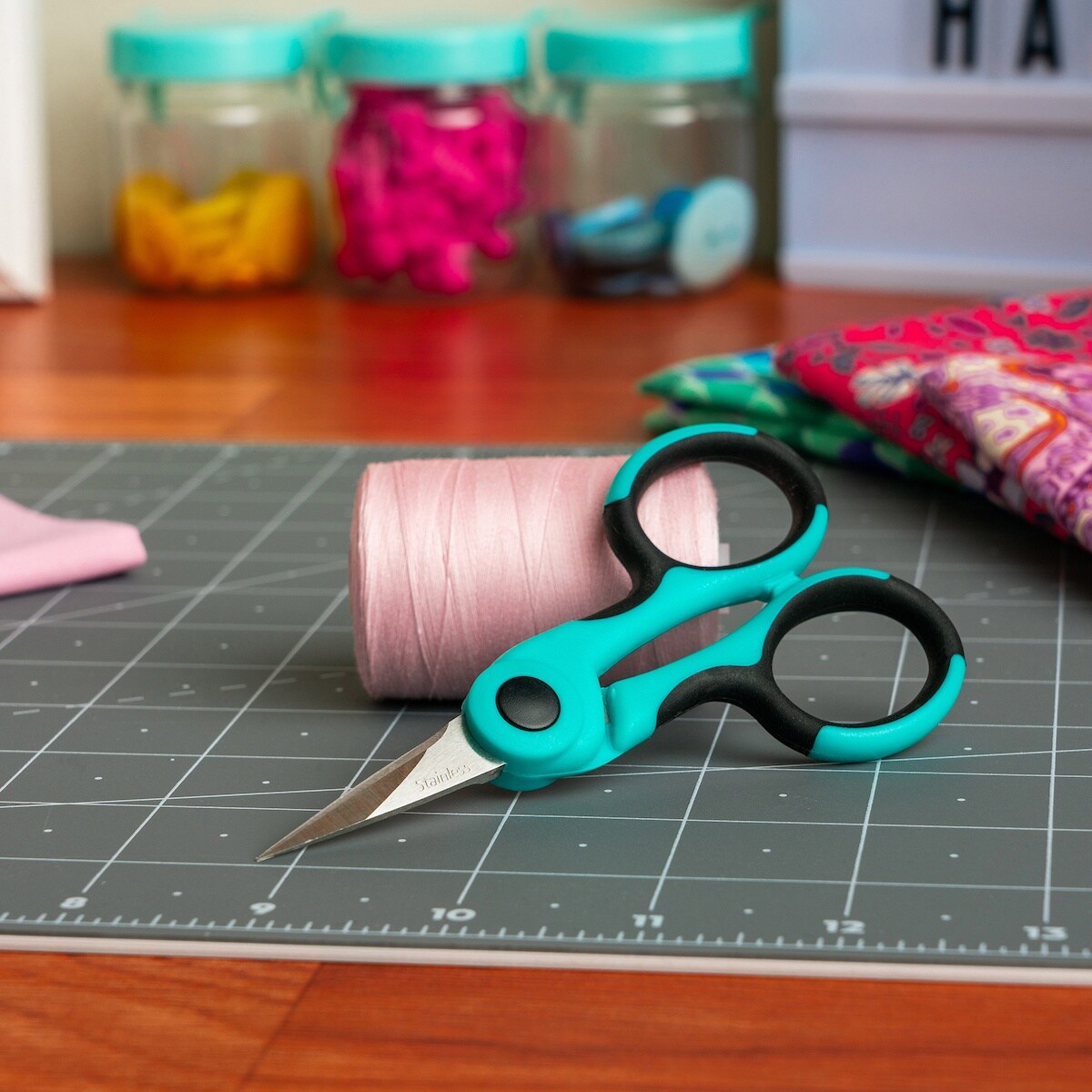 SINGER ProSeries(TM) Detail Scissor 4.5"-W/NANO Tip(TM) Comfort Grip